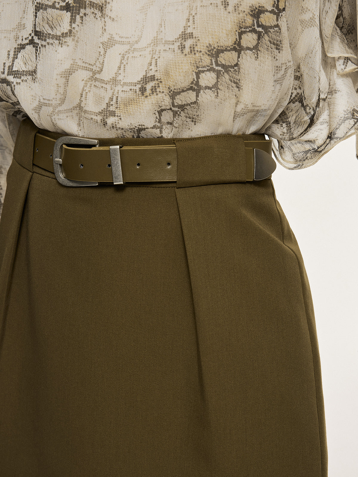 Rock mit mittelhoher Taille und Gürtel