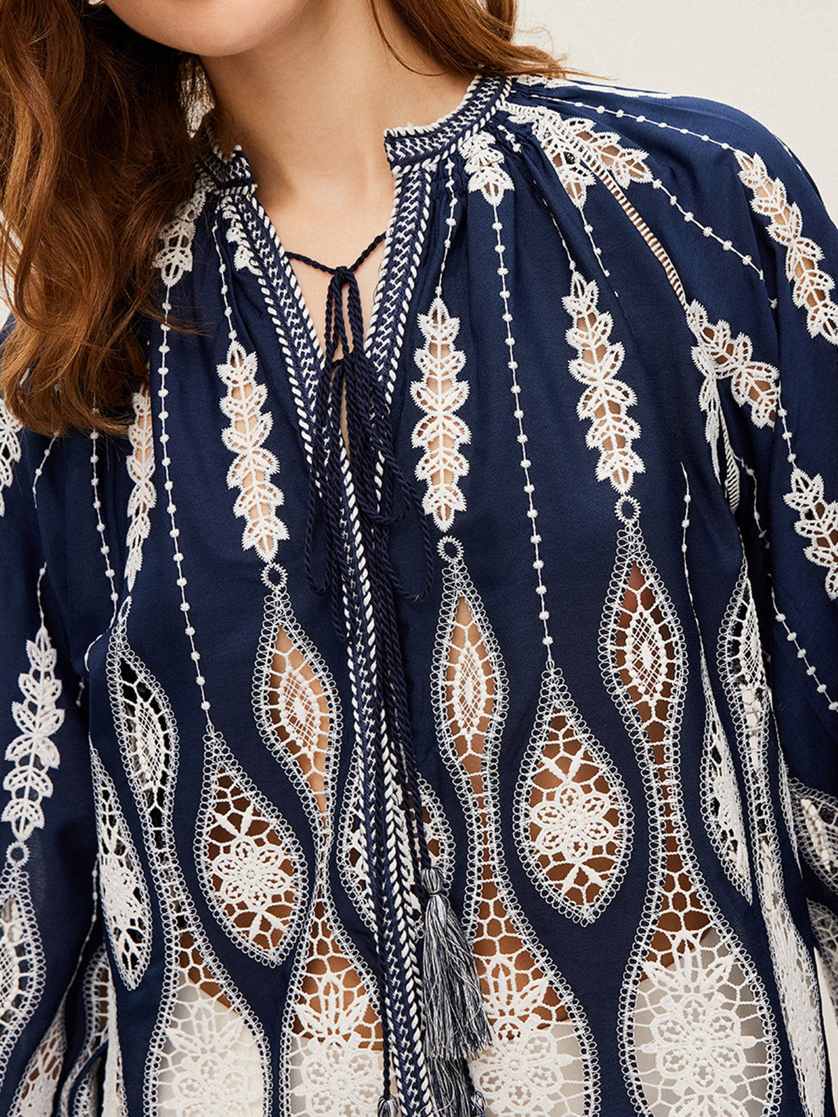 Halvtransparent broderad blus med knytringning