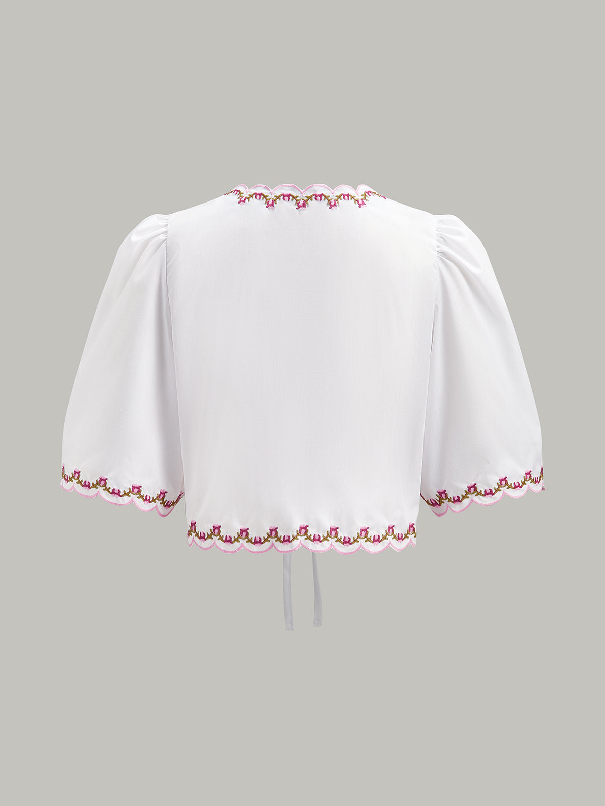 Broderad blus med pilgrimsmusslor och puffärm