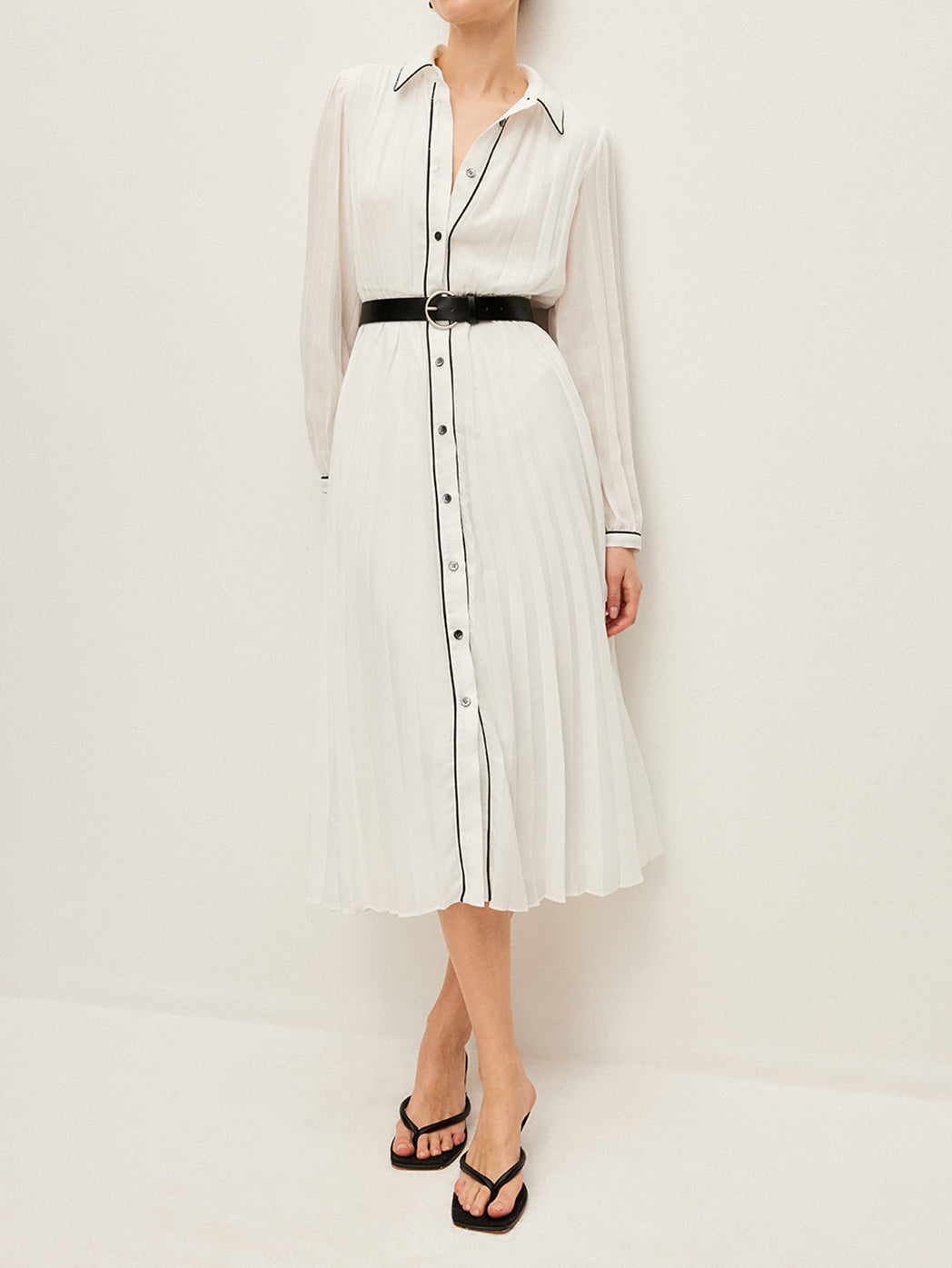 Plissiertes Kleid mit Knopfleiste vorne und Gürtel