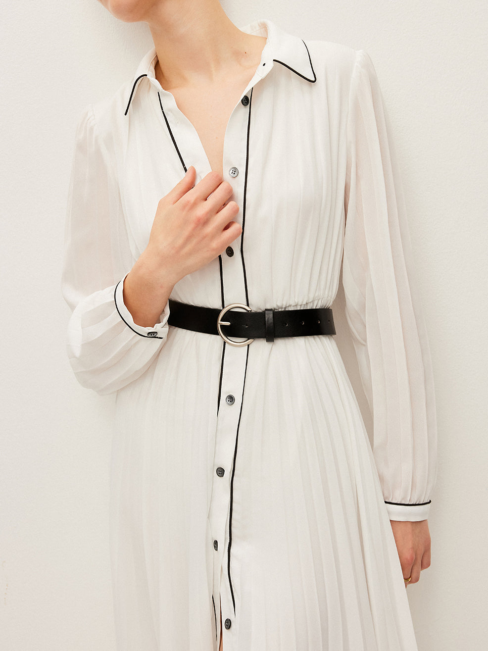 Plissiertes Kleid mit Knopfleiste vorne und Gürtel