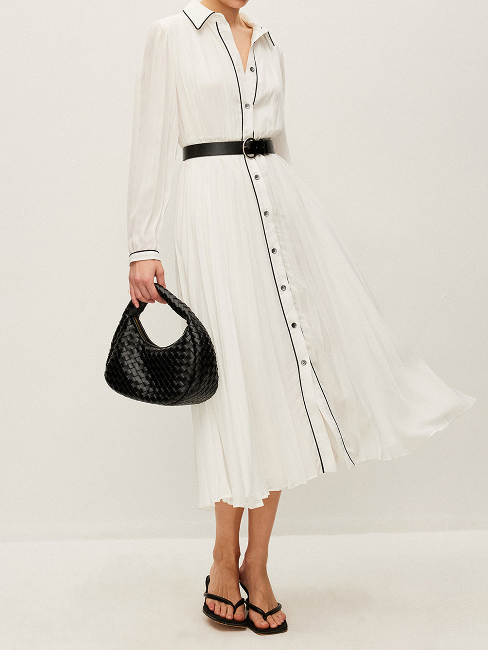 Plissiertes Kleid mit Knopfleiste vorne und Gürtel