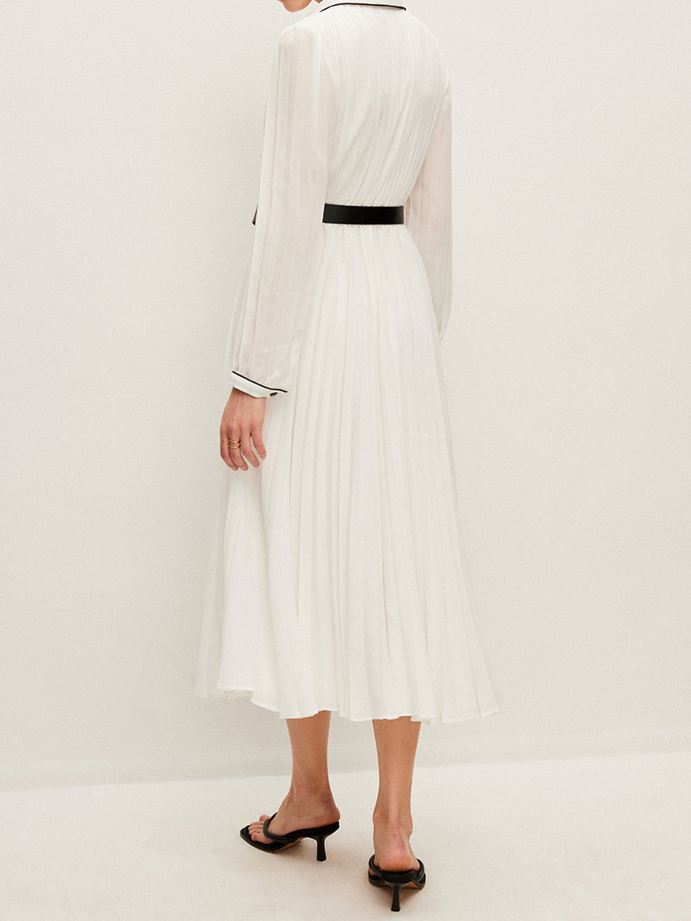 Plissiertes Kleid mit Knopfleiste vorne und Gürtel