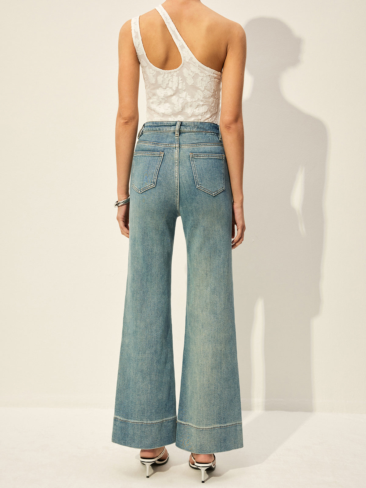 Jeanshose mit mittlerer Taille und Taschen