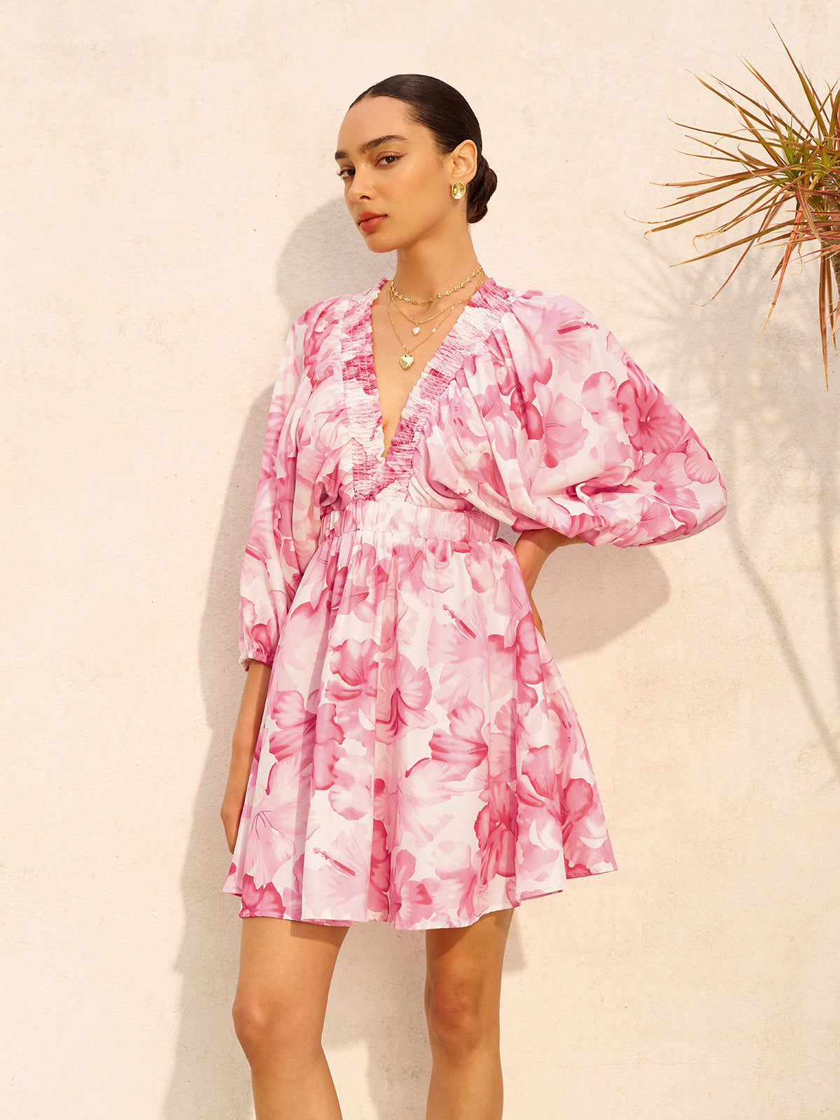 Geblümtes Kleid mit Puffärmeln und V-Ausschnitt