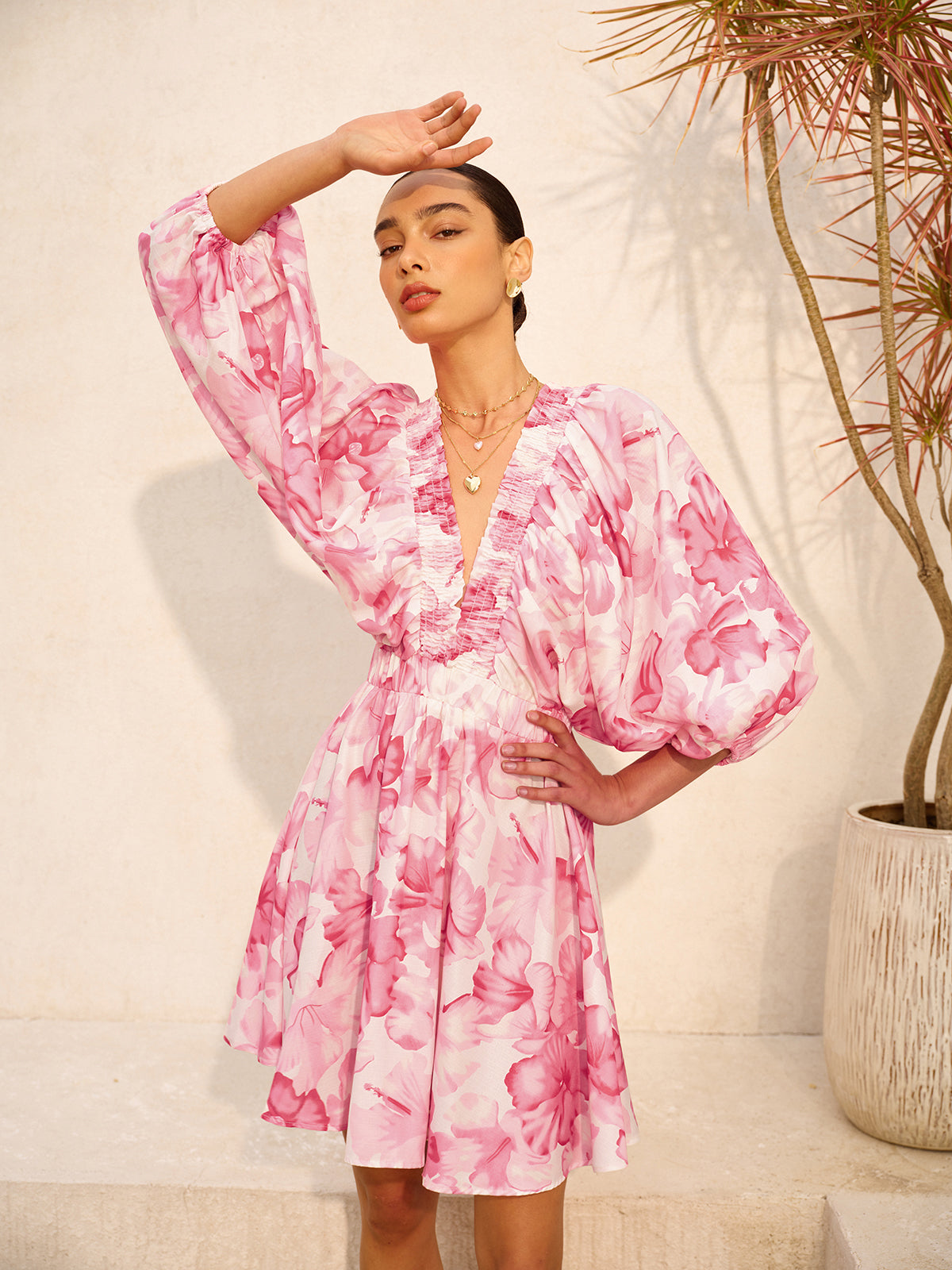 Geblümtes Kleid mit Puffärmeln und V-Ausschnitt