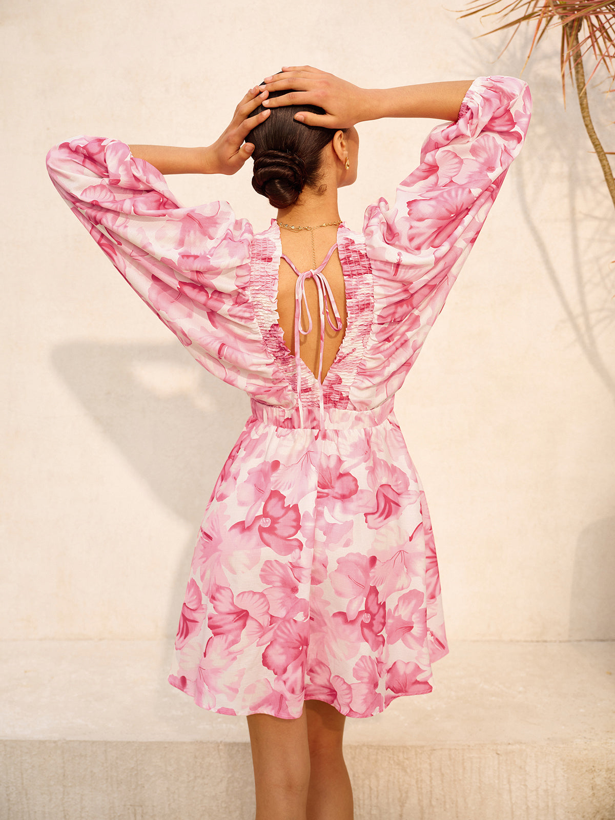 Geblümtes Kleid mit Puffärmeln und V-Ausschnitt