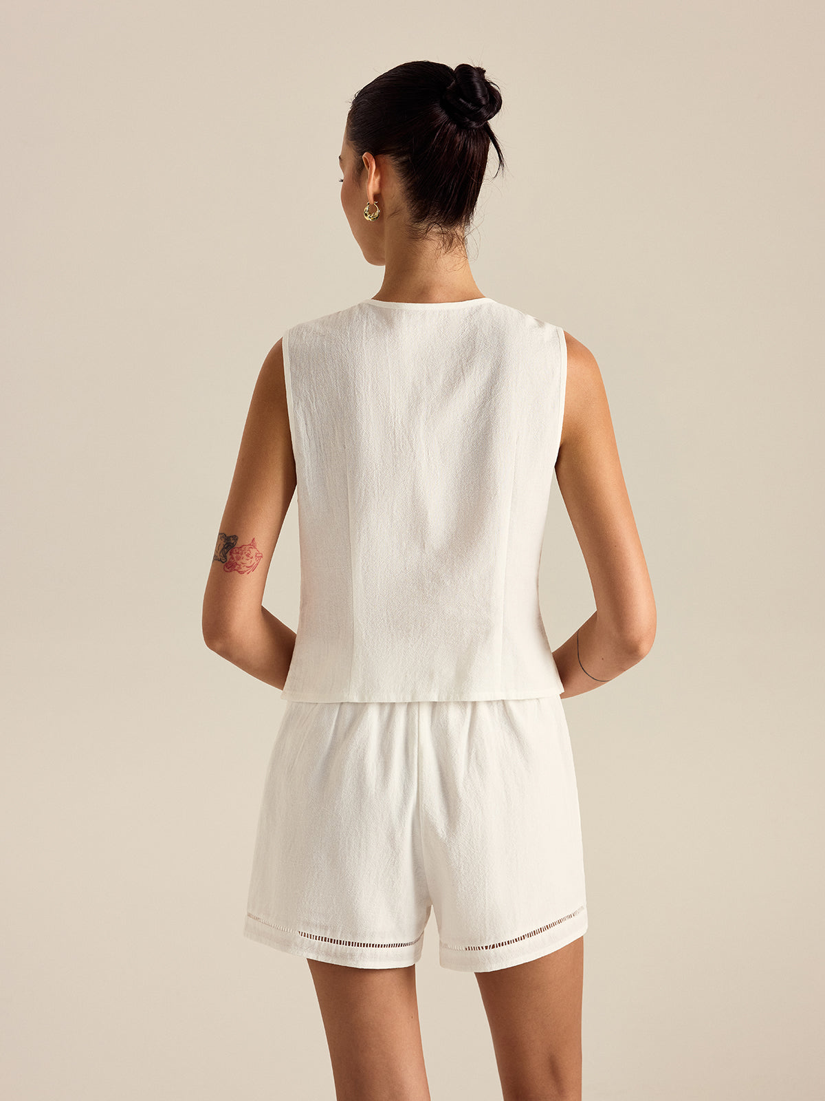 Set med shorts i bomull med knappdetaljer och fickor