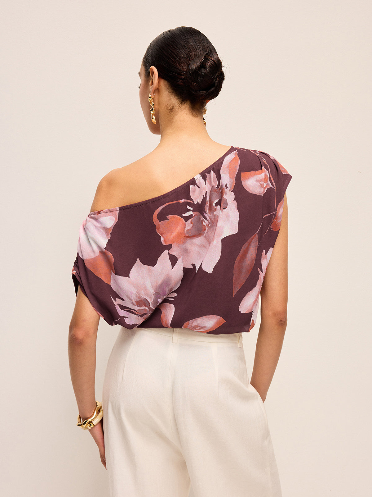 Blus med blommigt skärp och en axel