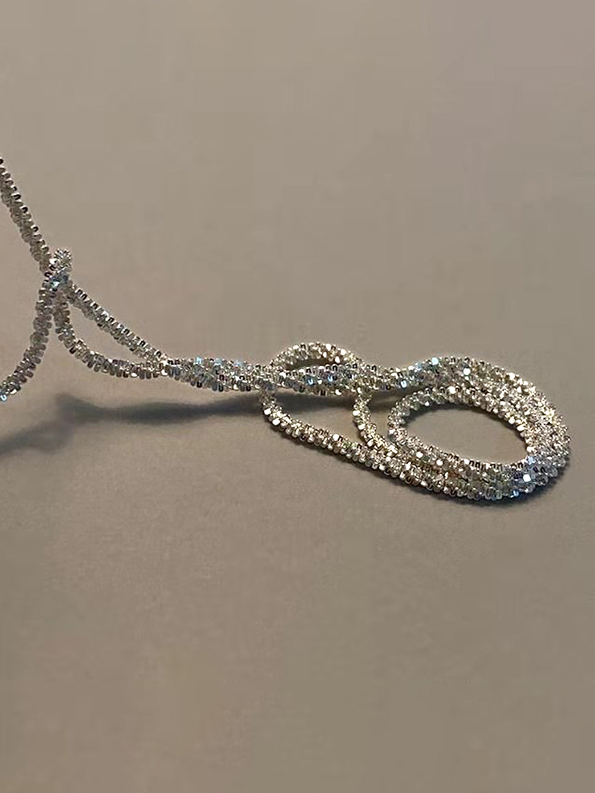 Versilberte Halskette mit Strass-Dekor 
