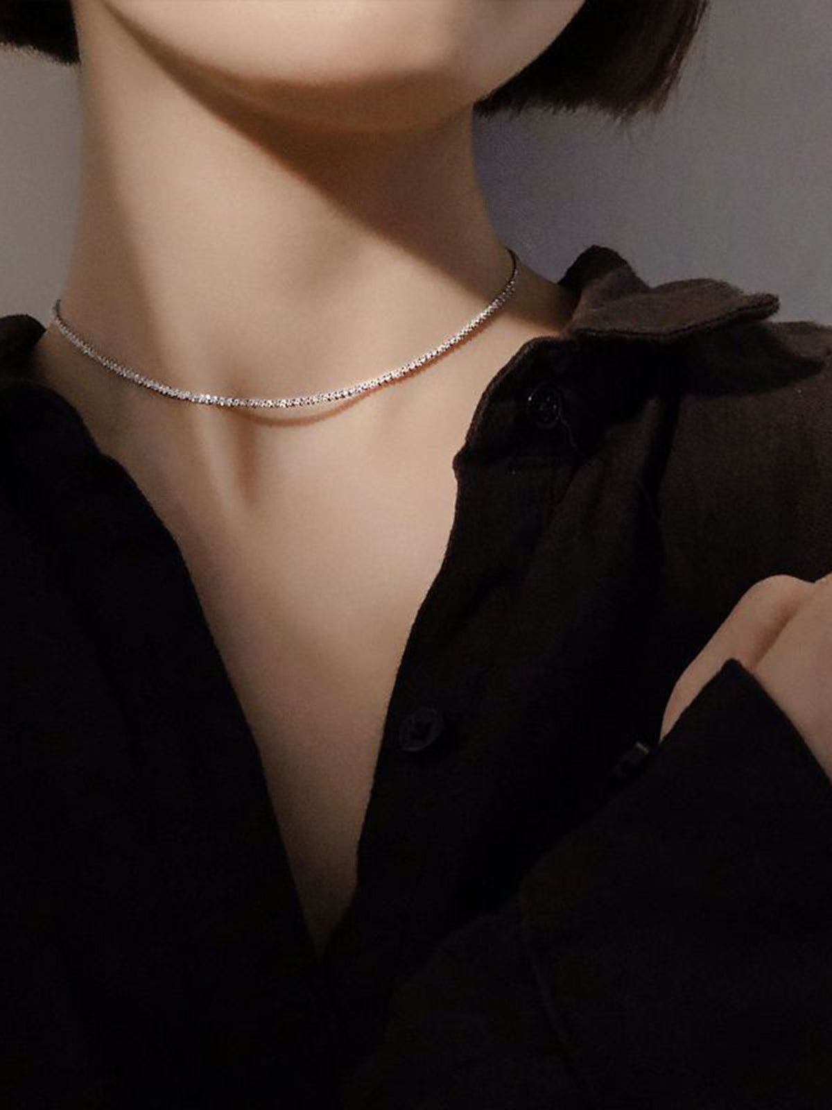 Versilberte Halskette mit Strass-Dekor 