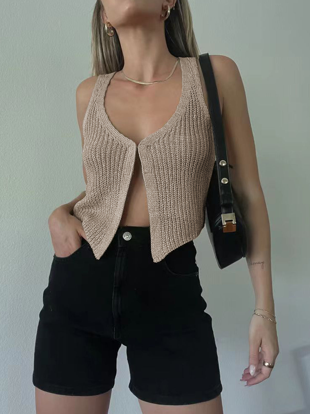 Klassische Strickweste mit Haken- und Ösenverschluss 