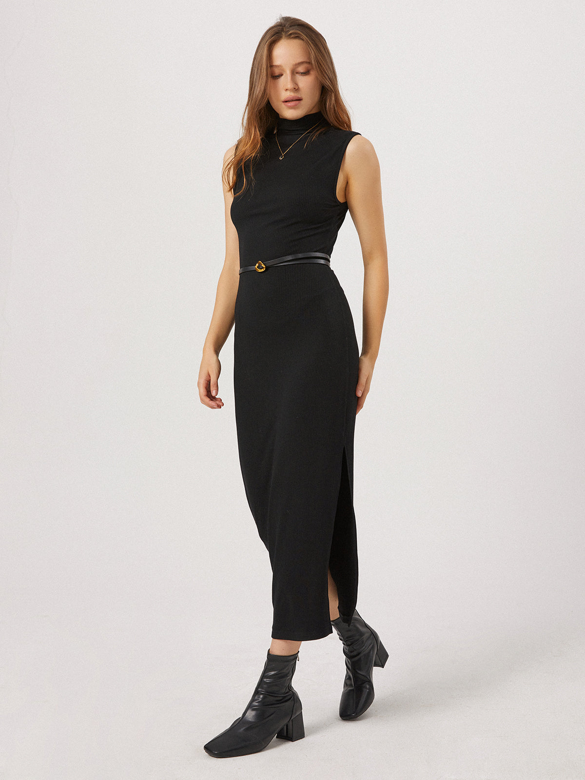 Langes Kleid mit Schlitz und Stehkragen für die Eröffnungsnacht 