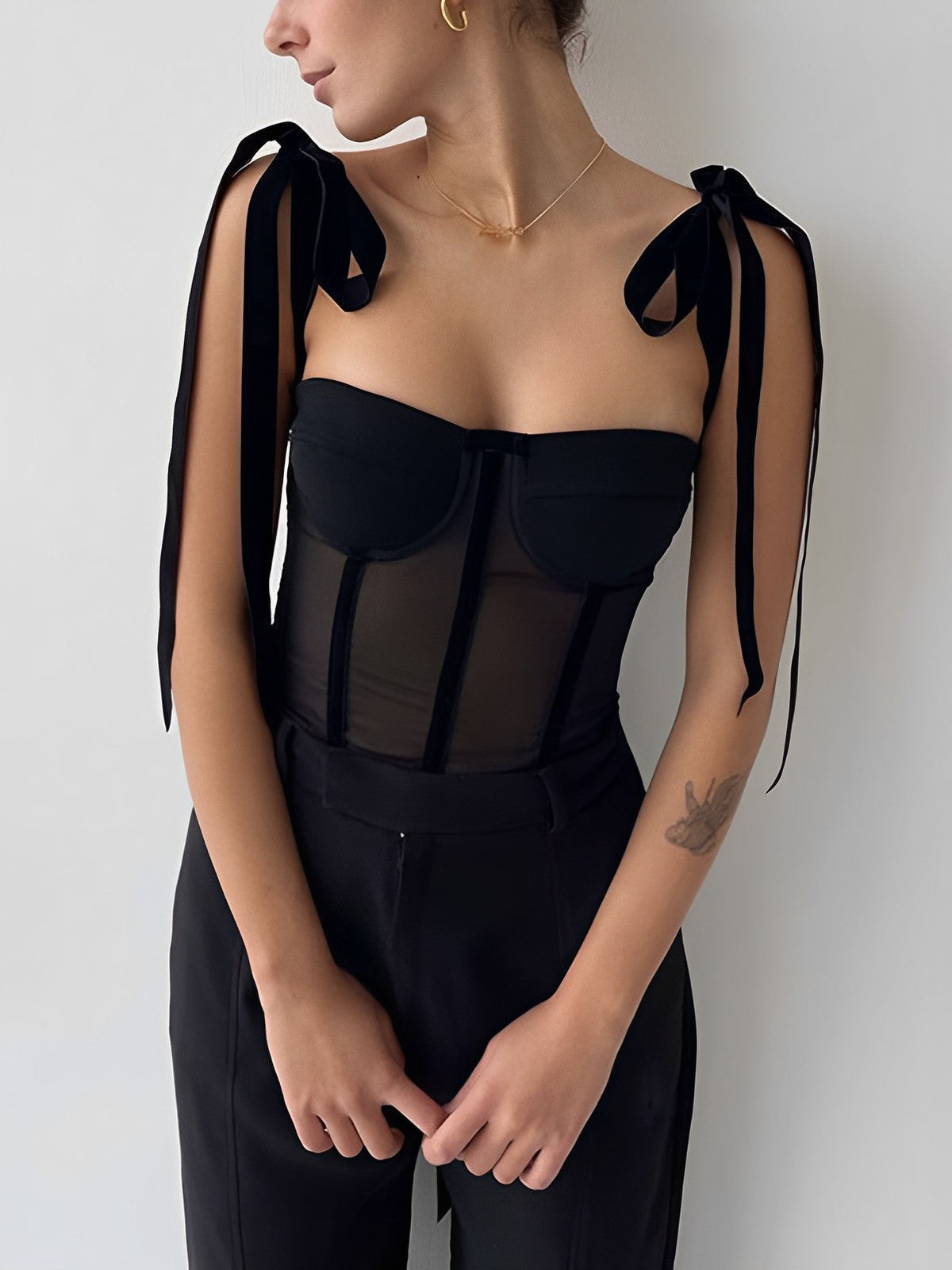 Halbtransparentes, gebundenes Camisole-Crop-Top aus Netzstoff 
