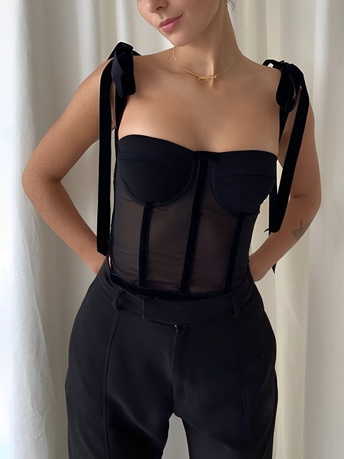 Halbtransparentes, gebundenes Camisole-Crop-Top aus Netzstoff 