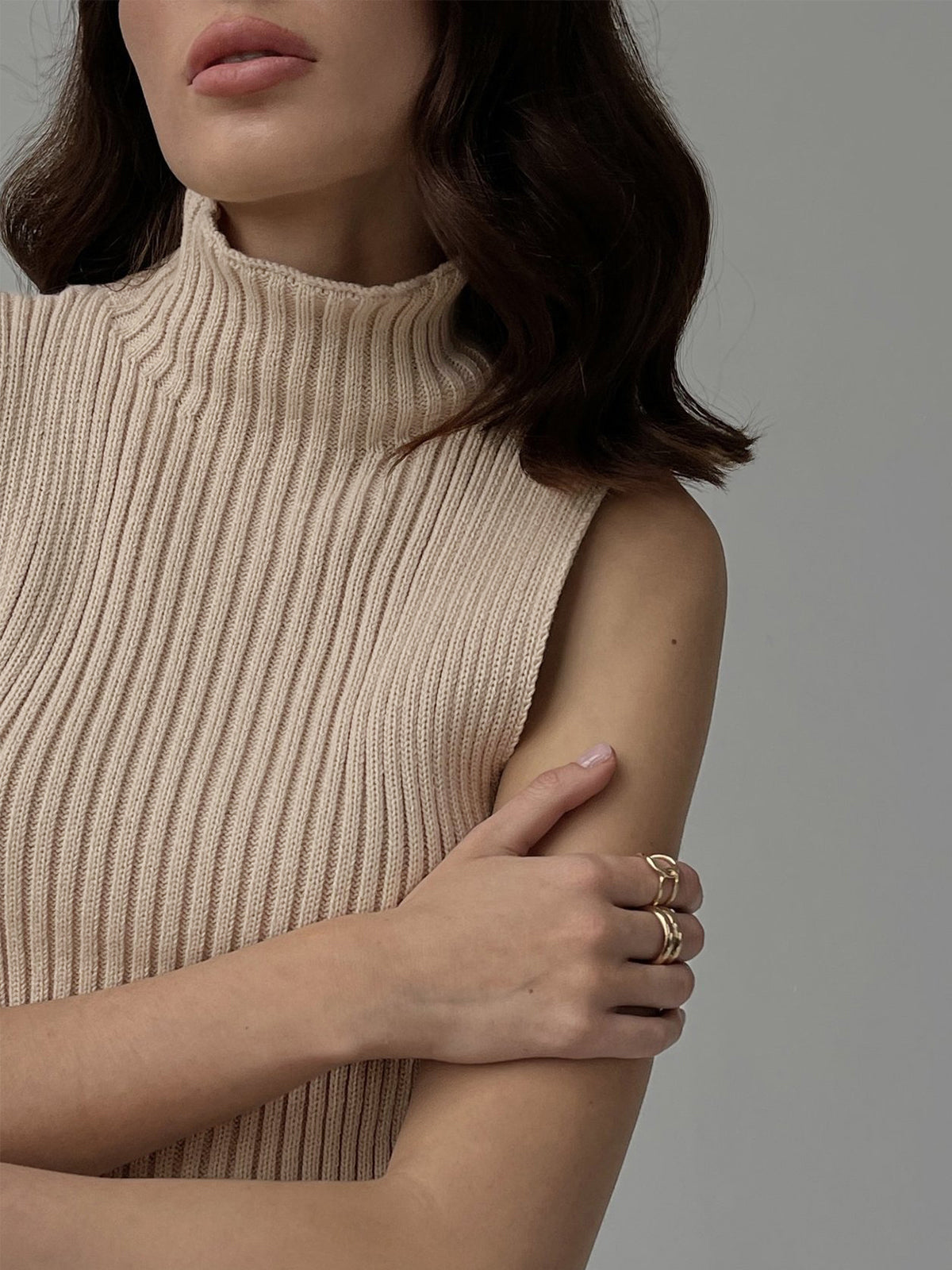 Minimalistisches geripptes Tanktop mit Stehkragen 