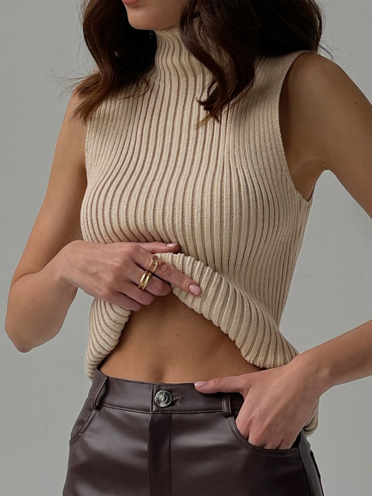 Minimalistisches geripptes Tanktop mit Stehkragen 