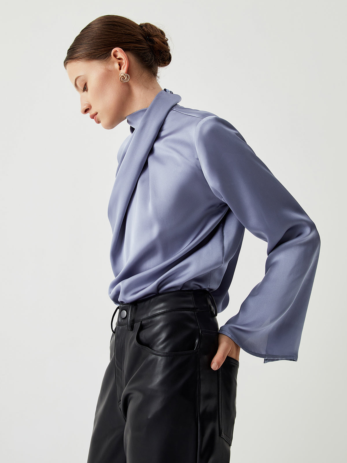 Asymmetrisk plisserad polotröja i satin 