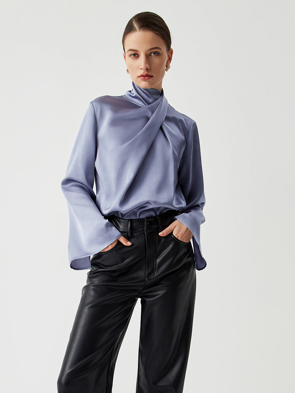 Asymmetrisk plisserad polotröja i satin 