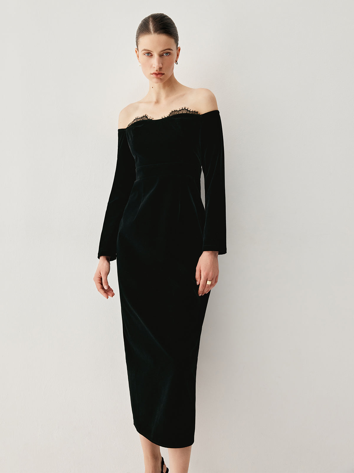 Schulterfreies Patchwork-Midikleid aus Samt mit Schlitz 
