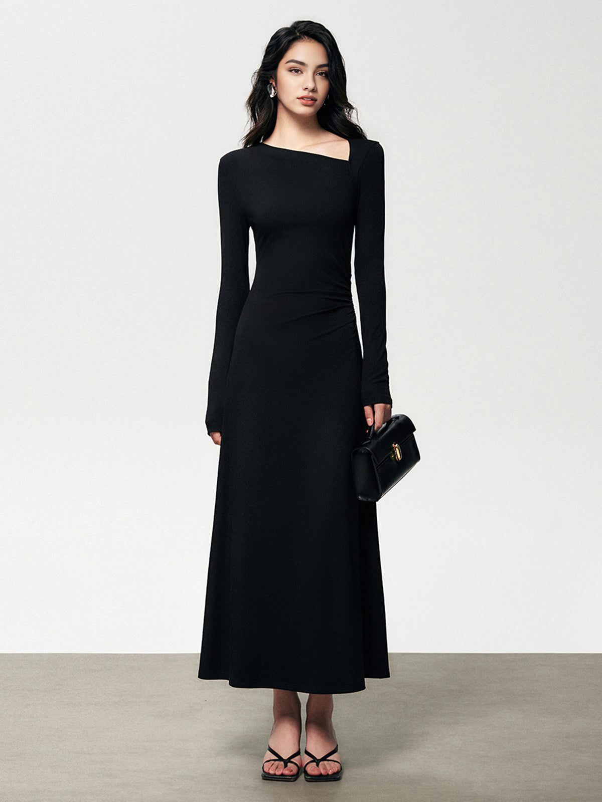 Asymmetrisches, figurbetontes Kleid mit langen Ärmeln und Rippenmuster 