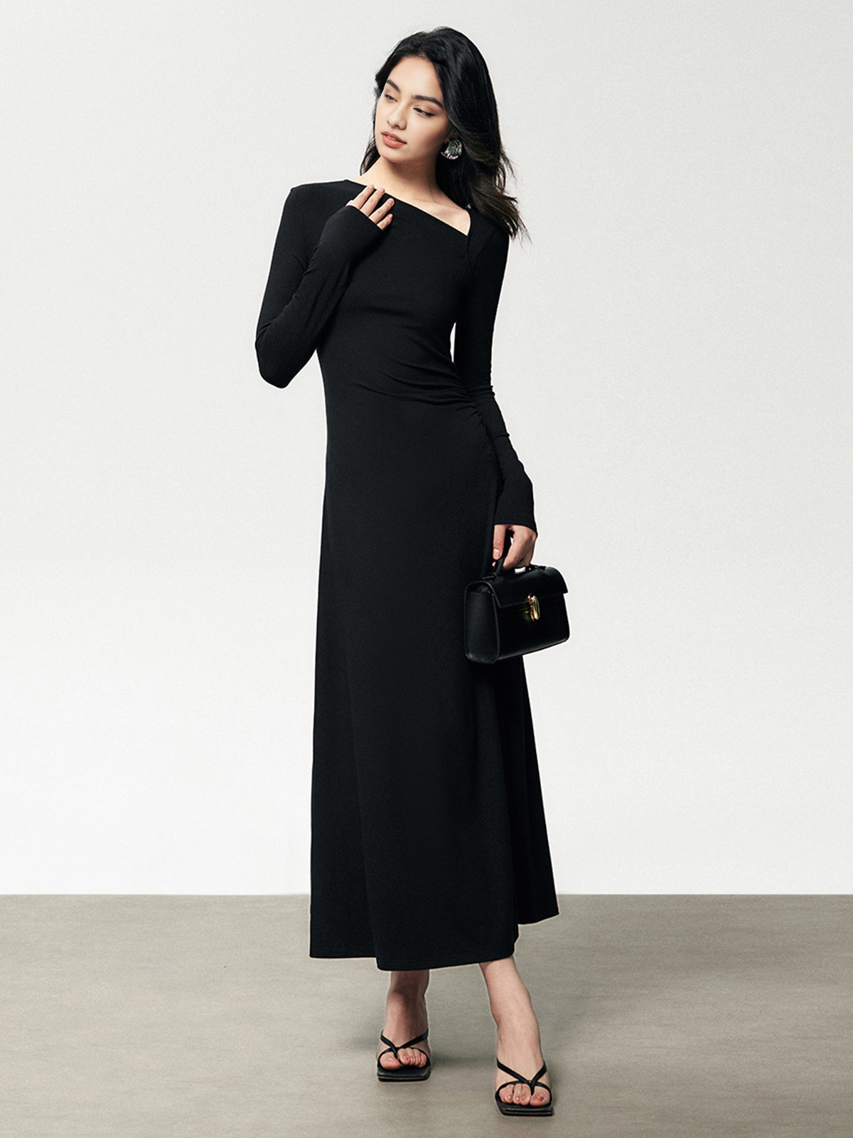 Asymmetrisches, figurbetontes Kleid mit langen Ärmeln und Rippenmuster 