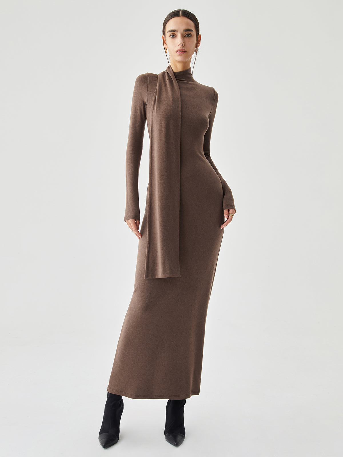 Figurbetontes, langes Rippstrickkleid mit hohem Halsausschnitt und passendem Schal 