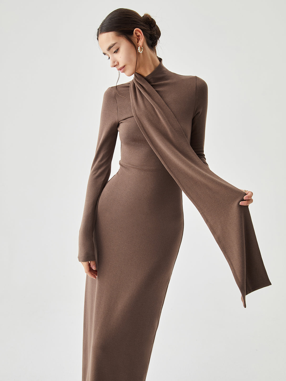 Figurbetontes, langes Rippstrickkleid mit hohem Halsausschnitt und passendem Schal 