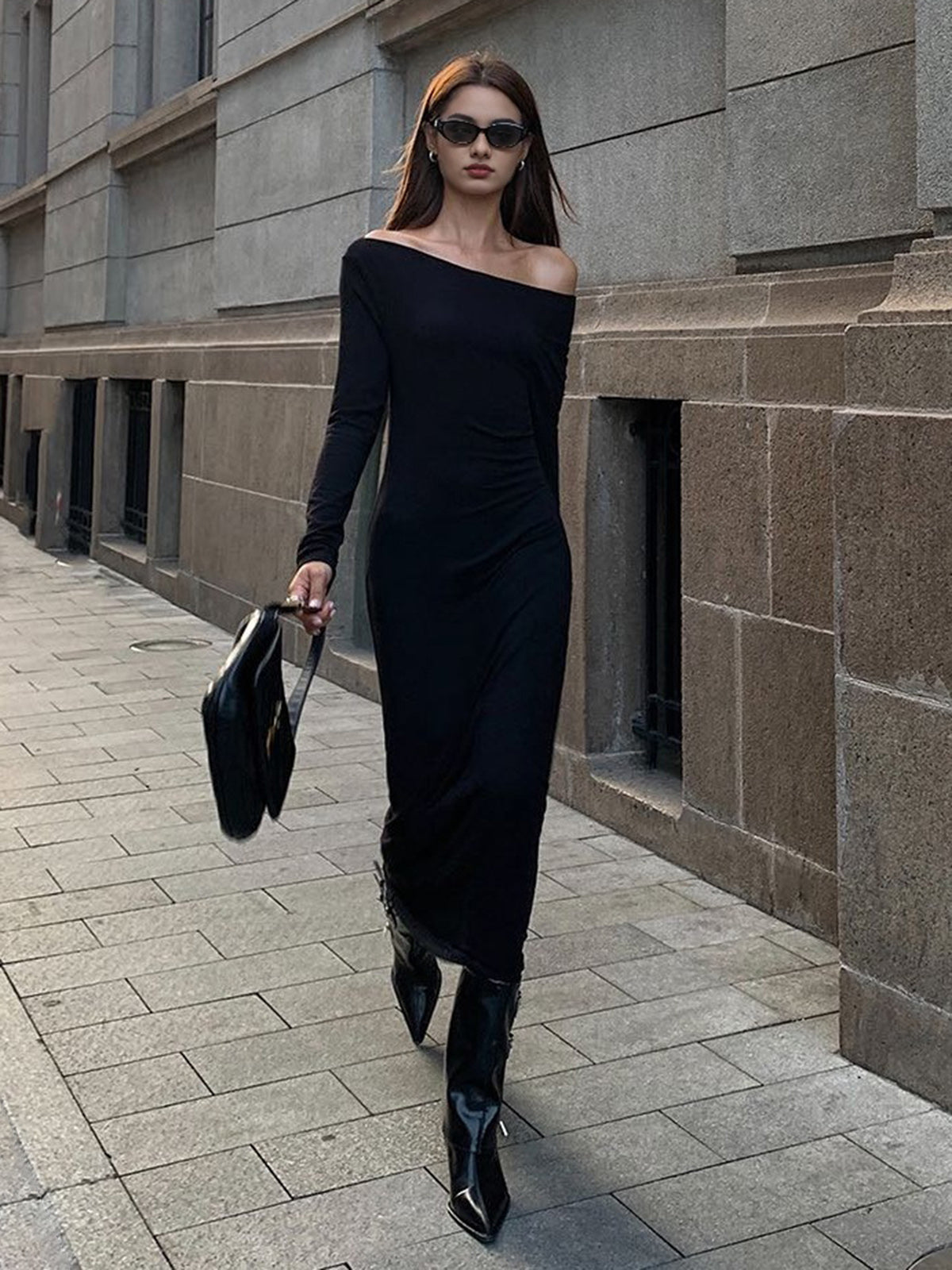 Schulterfreies, geripptes, langärmliges Strickkleid 
