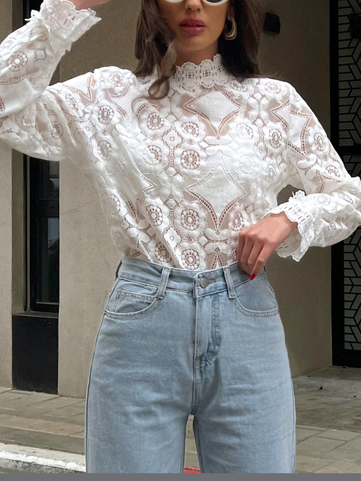Halvtransparent t-shirt med spetsbroderi och blommig höftkrage 