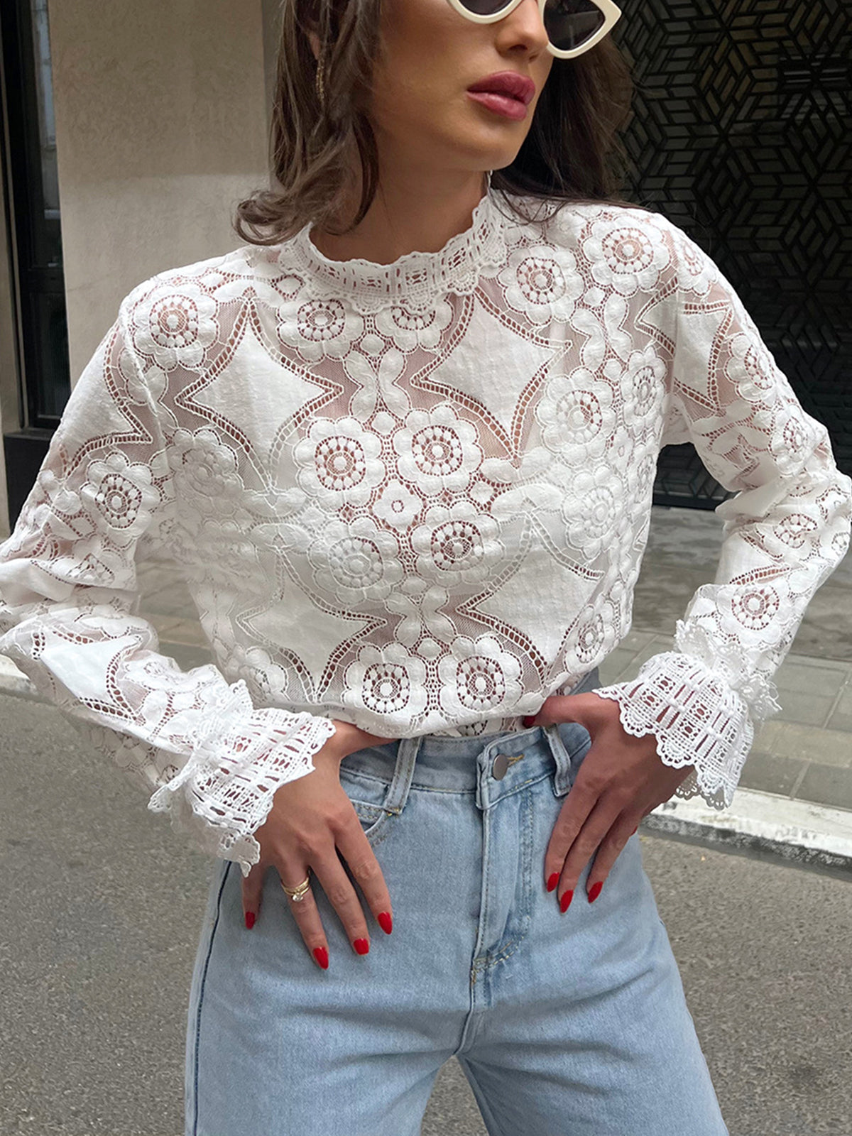 Halvtransparent t-shirt med spetsbroderi och blommig höftkrage 