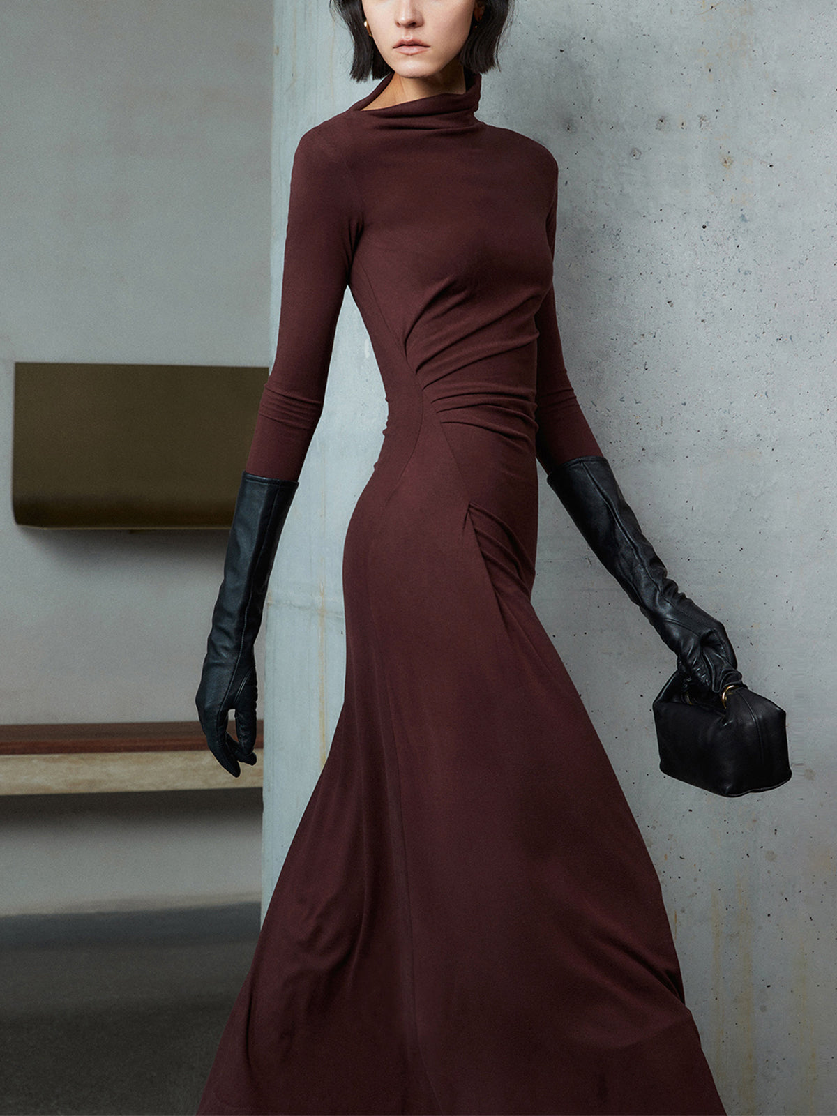 Figurbetontes Maxikleid mit asymmetrischem Ausschnitt und langen Ärmeln und Rüschen 