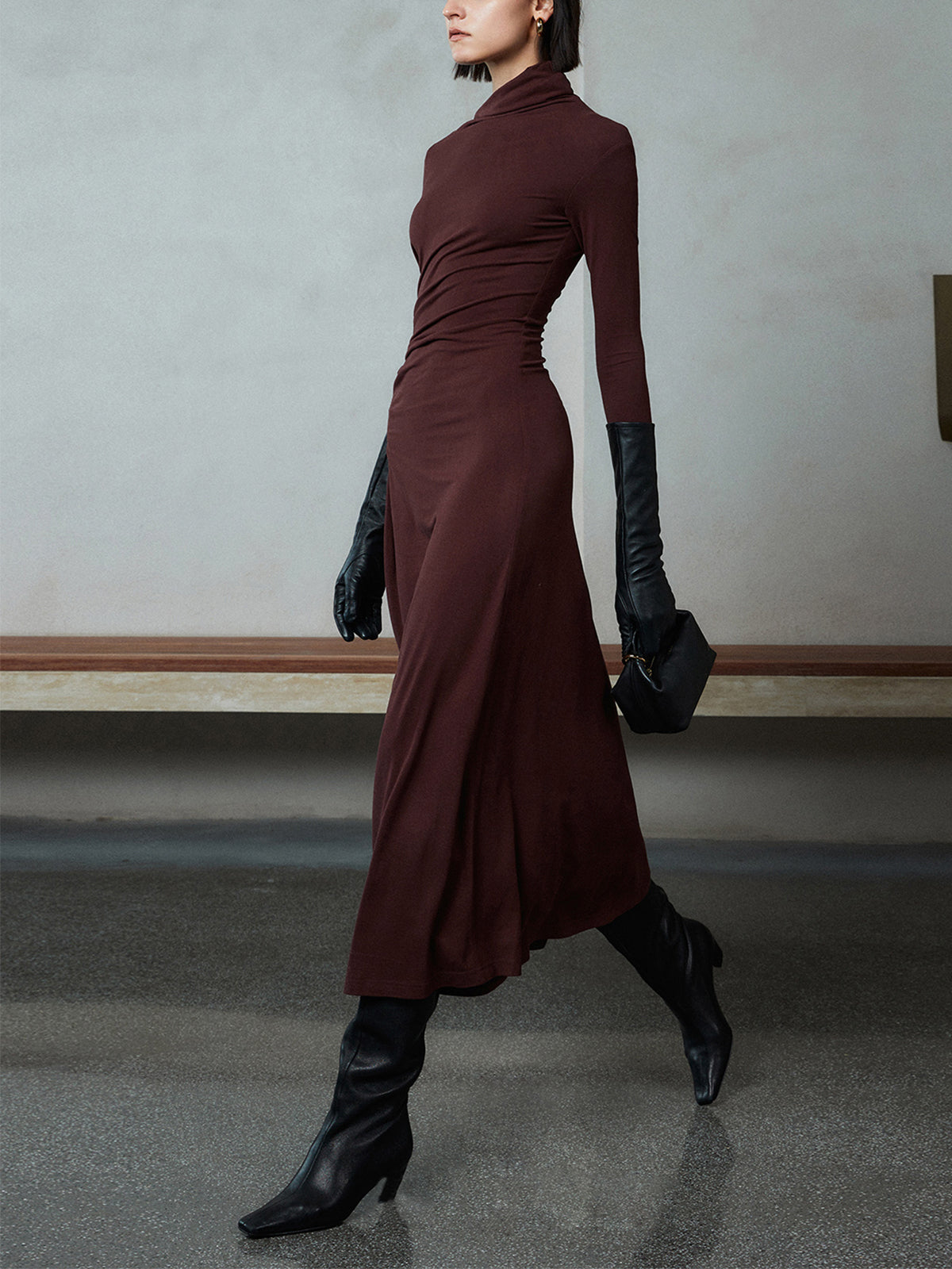 Figurbetontes Maxikleid mit asymmetrischem Ausschnitt und langen Ärmeln und Rüschen 