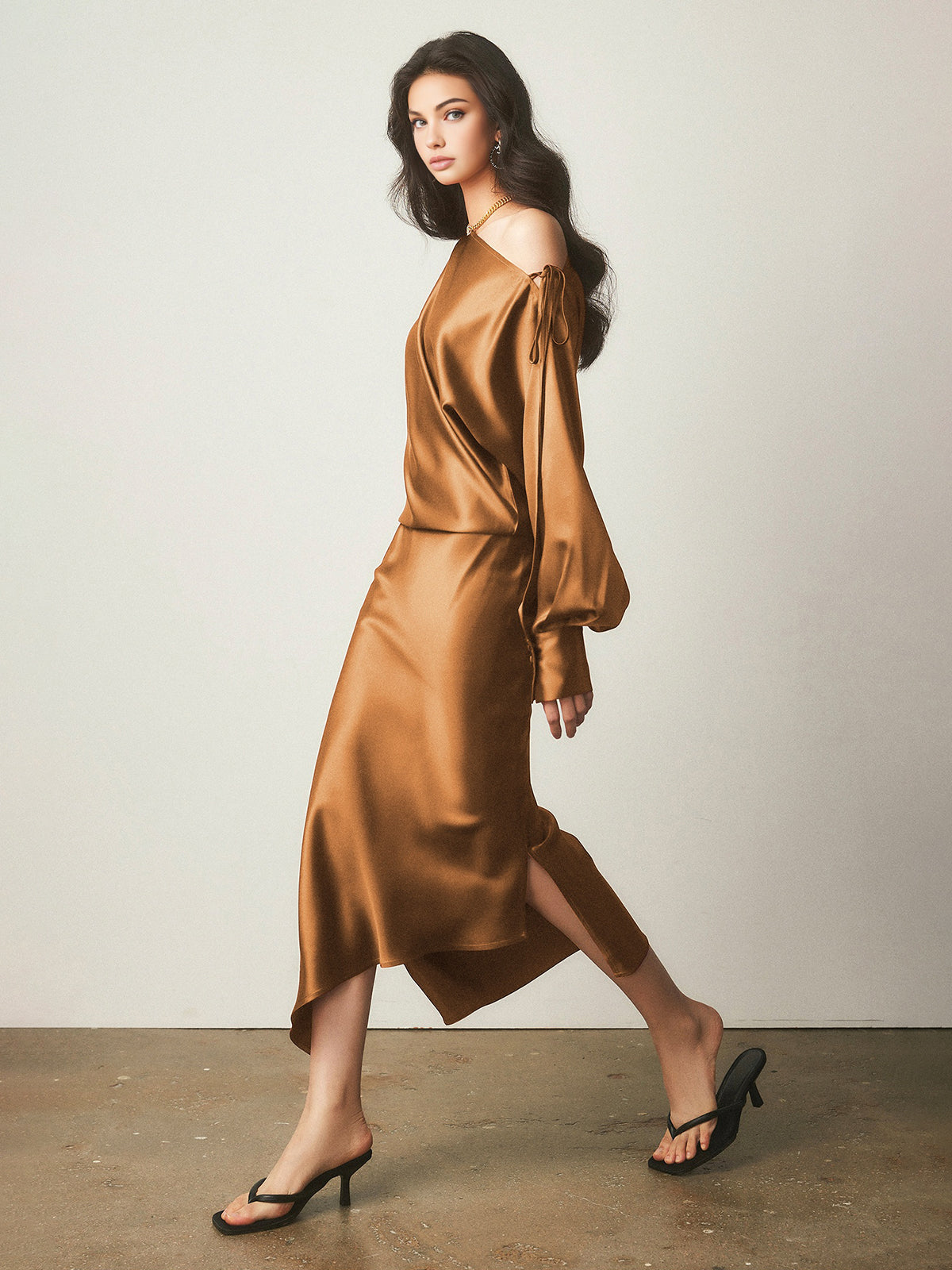 Asymmetrisk kjol med slits i satin 