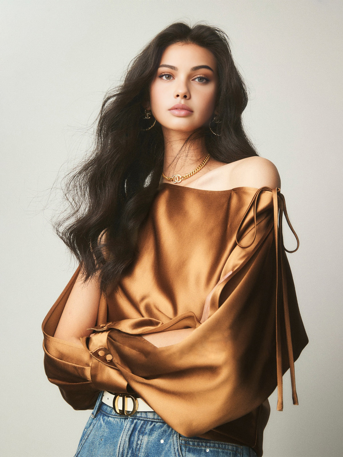 Asymmetrisk blus med kall axel och knytning i satin