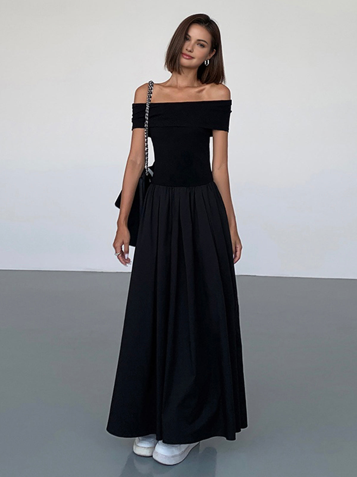 Frenchy – Langes, einfarbiges, schulterfreies Kleid 