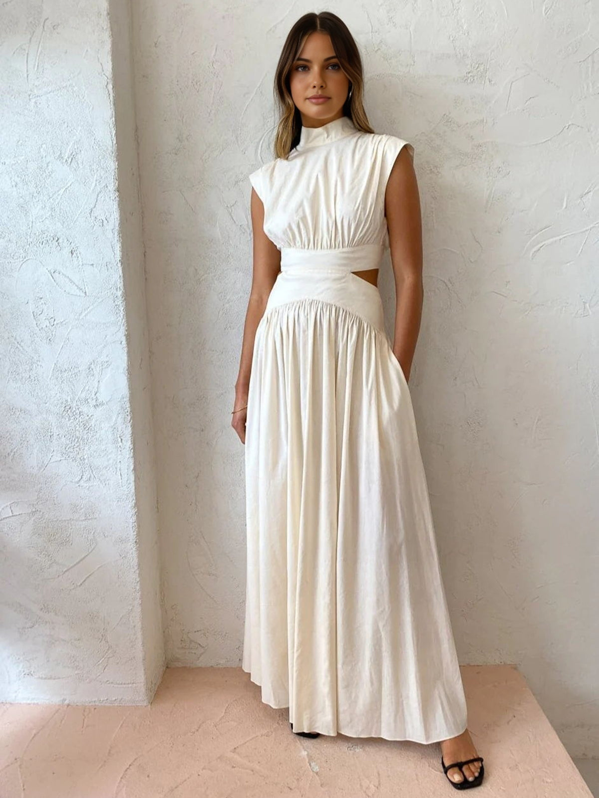 Langes Kleid mit Stehkragen und Cut-Out 