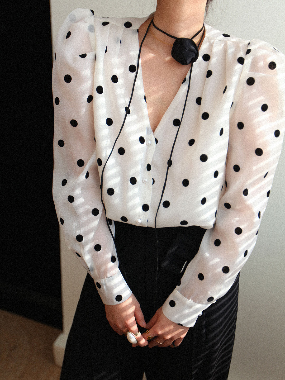 Transparent blus med prickar 