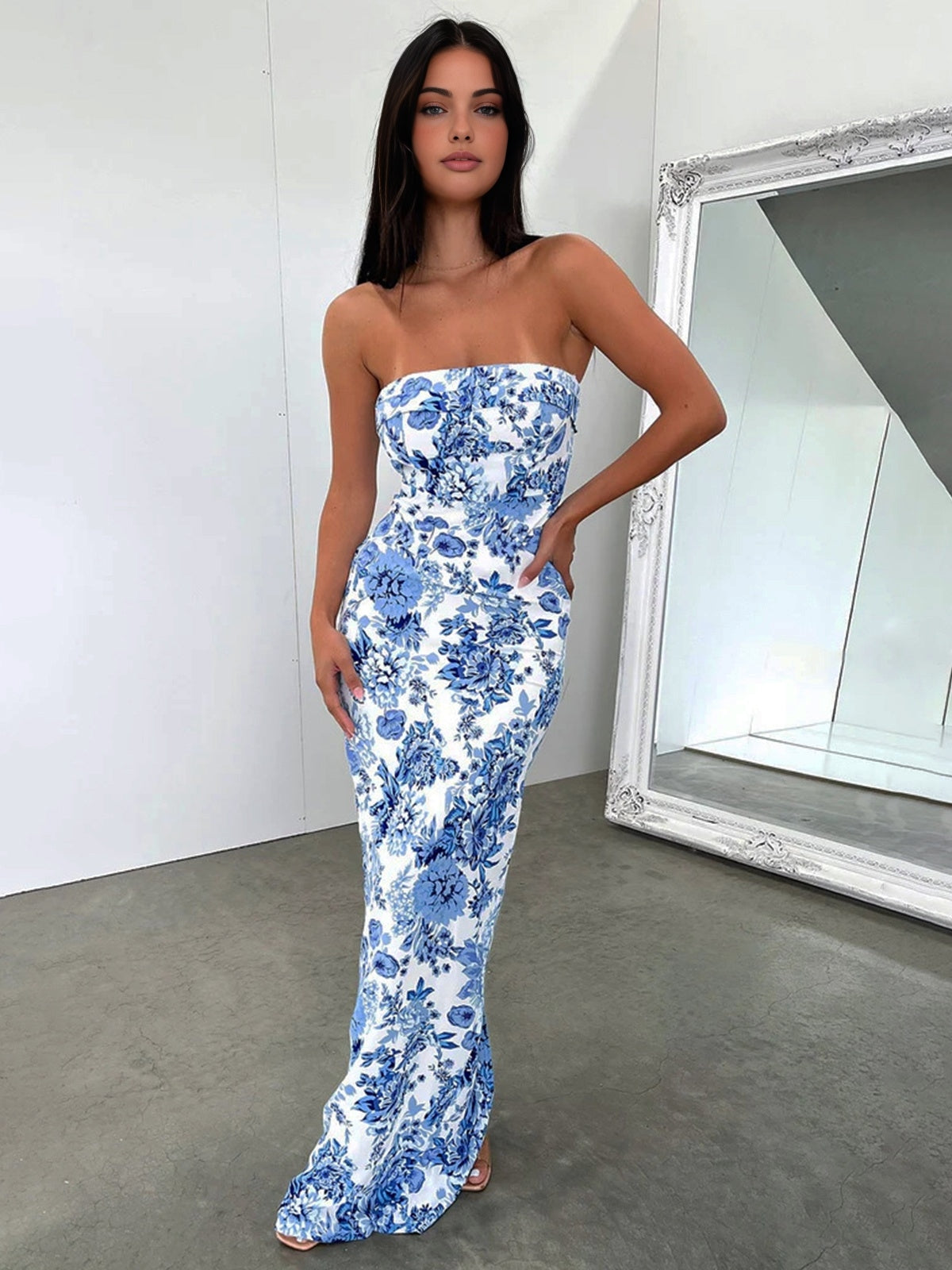 Langes Kleid mit Schlitz und mehrfarbigem Blumenmuster 