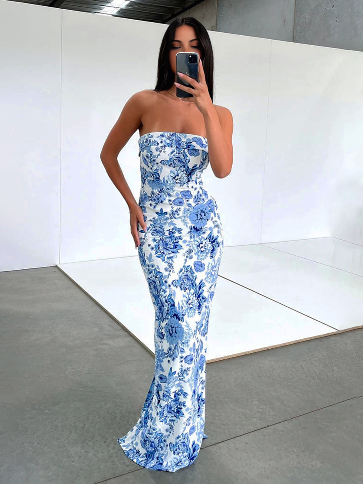 Langes Kleid mit Schlitz und mehrfarbigem Blumenmuster 