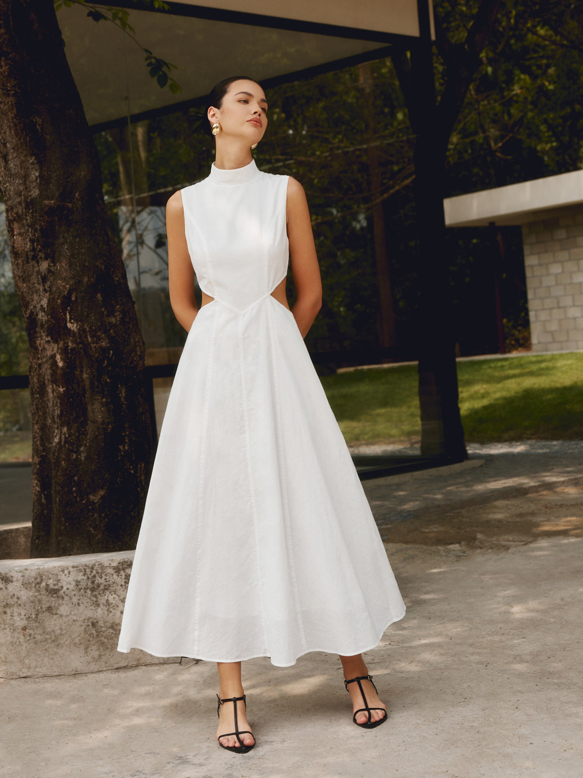 Elegantes langes Kleid aus Baumwolle und Leinen mit Ausschnitten 