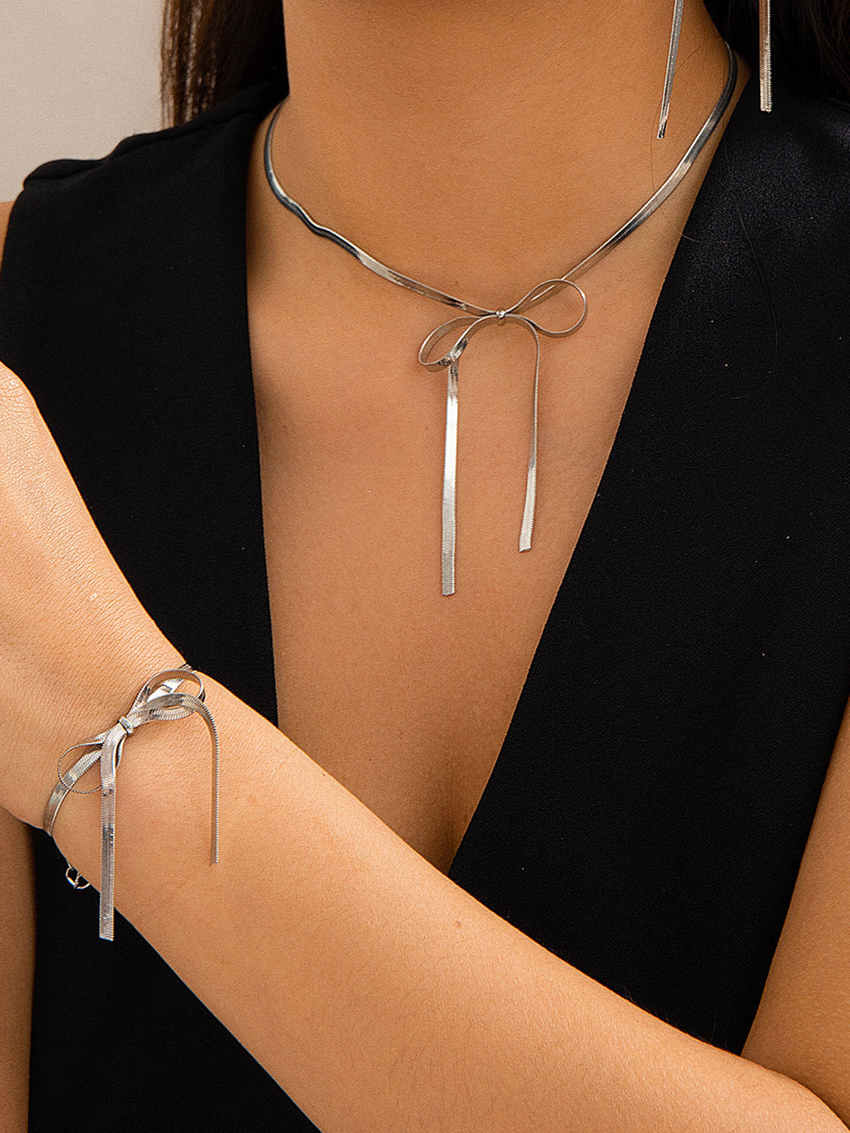 Halsketten-Armband-Set mit Schleife und Quaste 