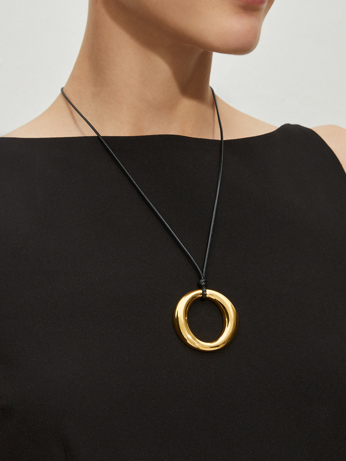 Goldene Halskette mit rundem Anhänger 