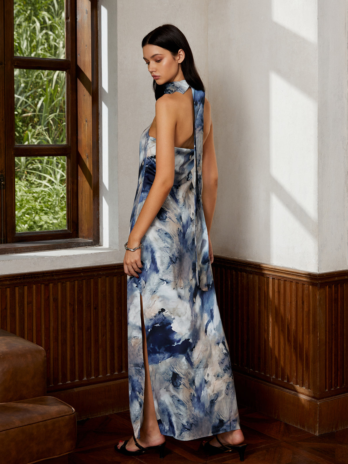 Love Era – Langes Neckholder-Kleid aus Satin in Batikoptik