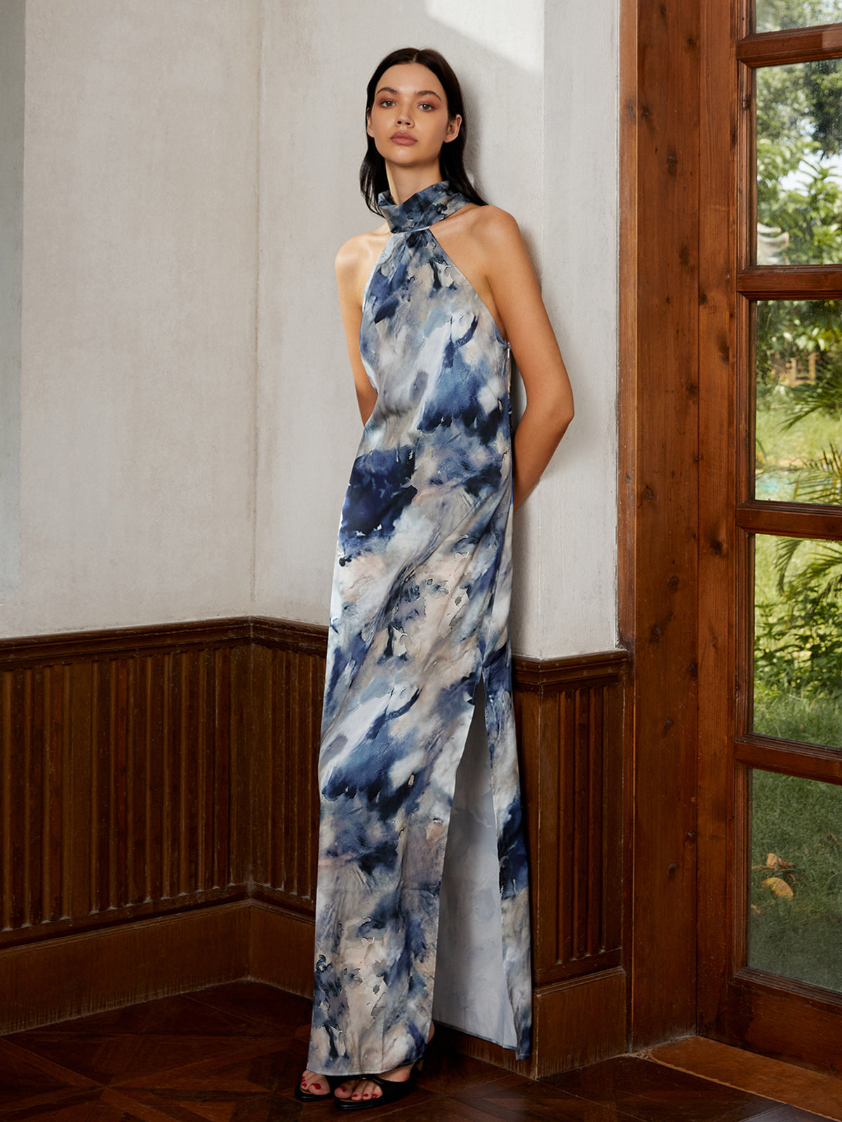 Love Era – Langes Neckholder-Kleid aus Satin in Batikoptik