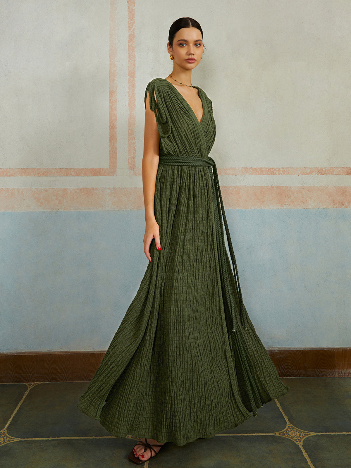 Lässiges, langes Plisseekleid mit Gürtel 
