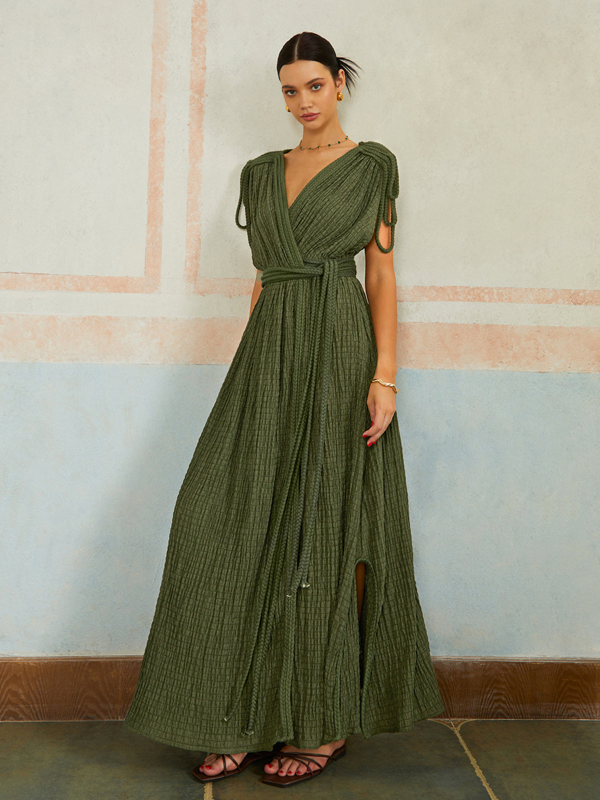 Lässiges, langes Plisseekleid mit Gürtel 