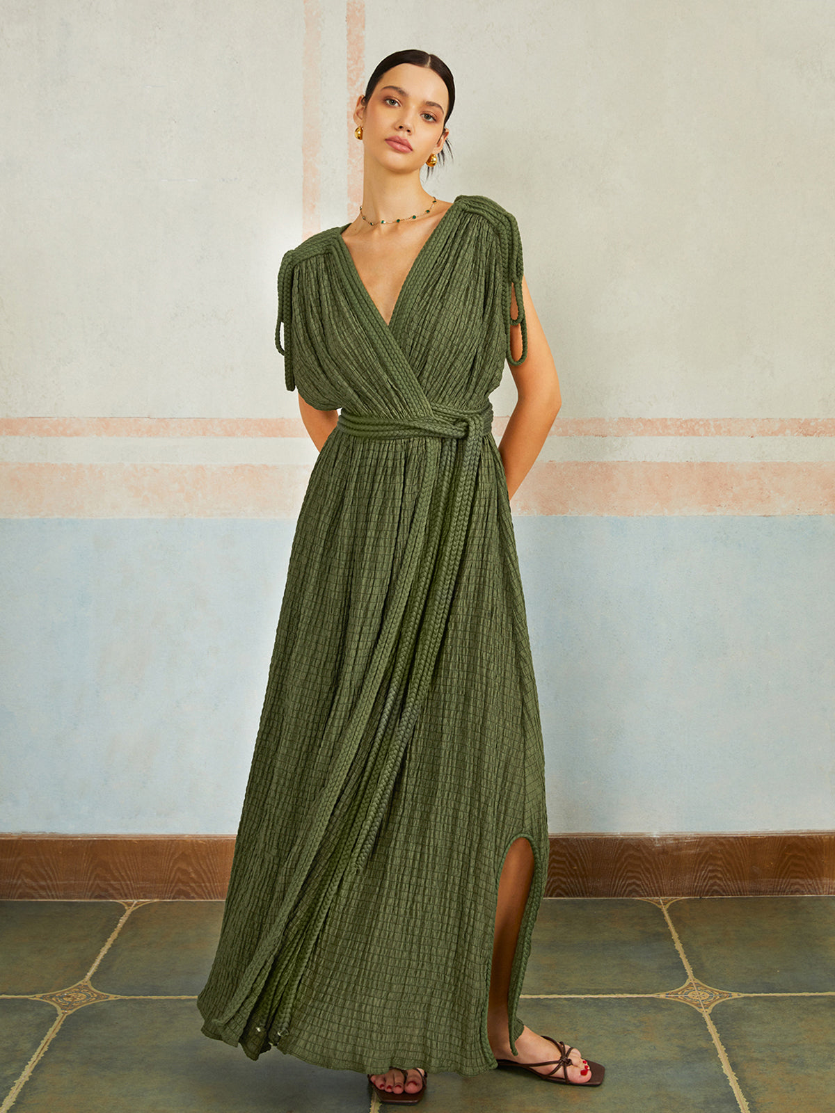 Lässiges, langes Plisseekleid mit Gürtel 