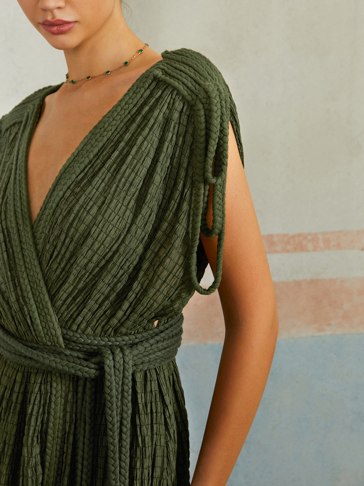 Lässiges, langes Plisseekleid mit Gürtel 