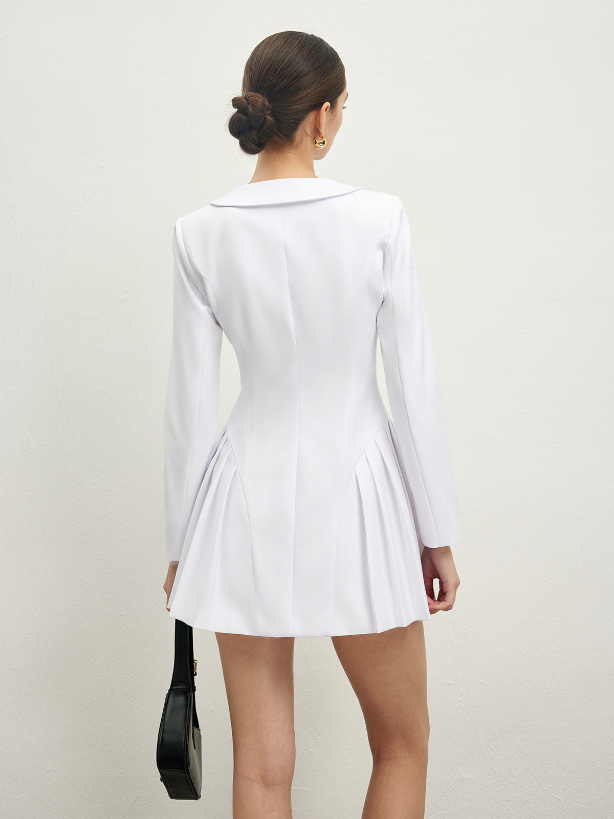 Plissiertes Kleid mit Revers und Knopfleiste 
